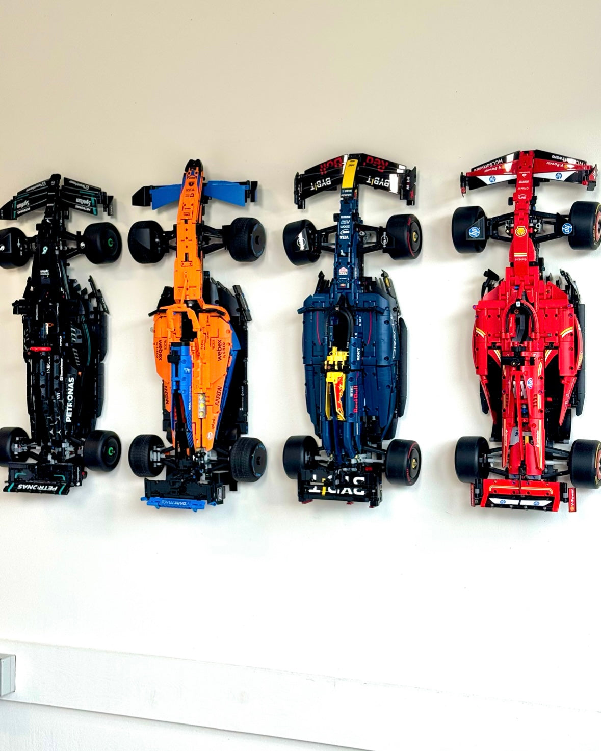 LEGO F1-auto’s op één hoogte hangen