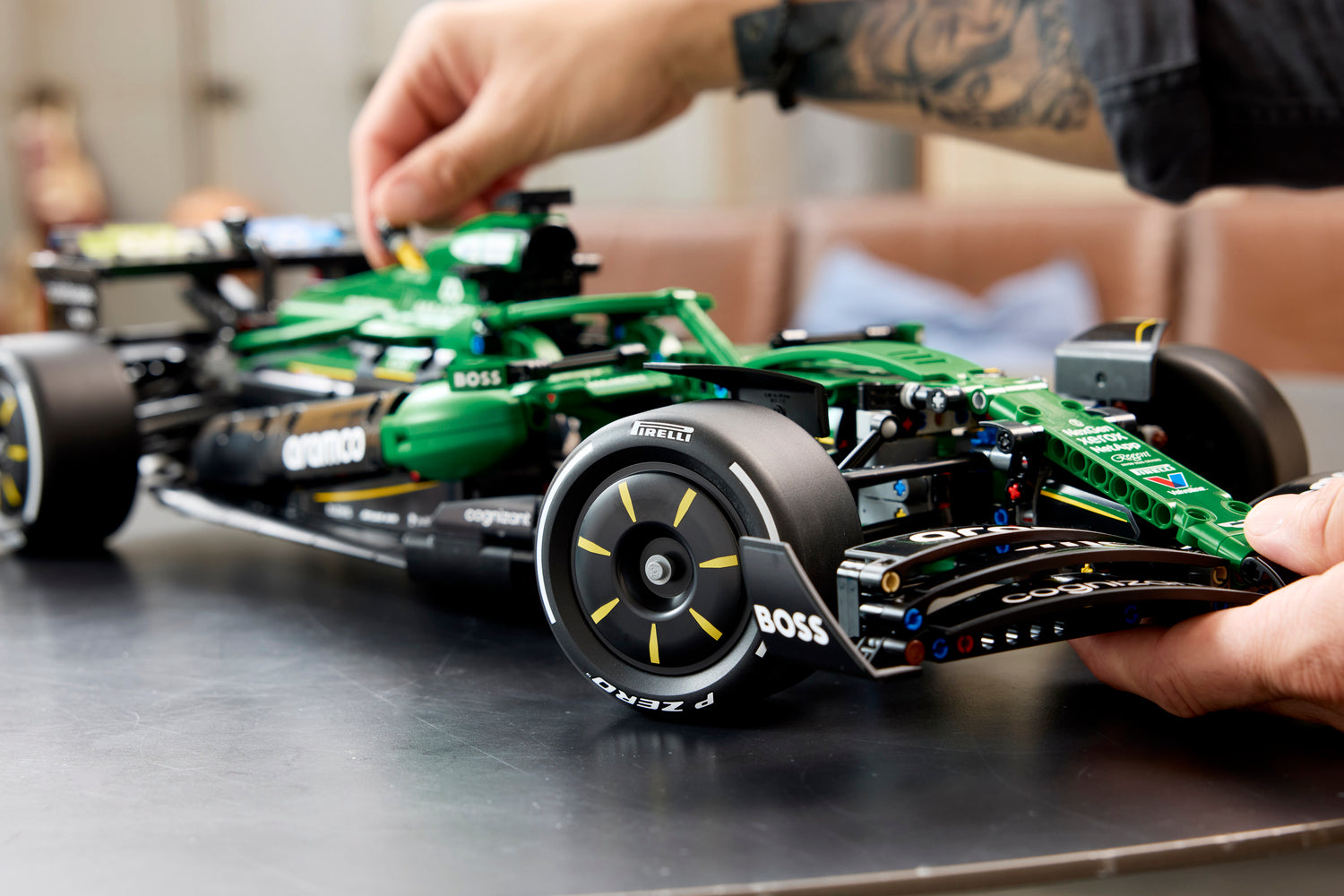 LEGO Technic 42240 Aston Martin Aramco AMR25 officieel onthuld