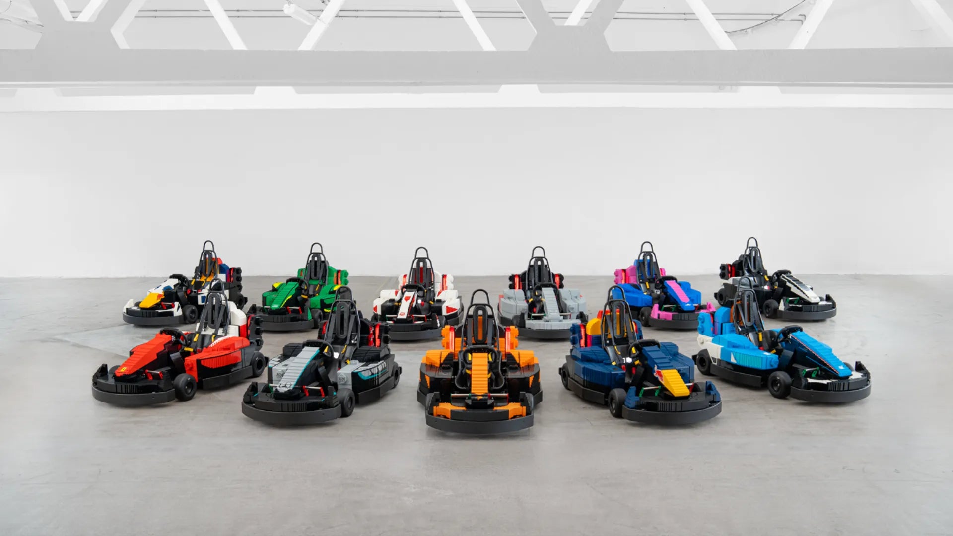 F1-coureurs ruilen racewagens in voor LEGO-wagens op Silverstone