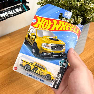 Hot Wheels 22 Ford Maverick Custom - Geel - Amerikaanse Verpakking