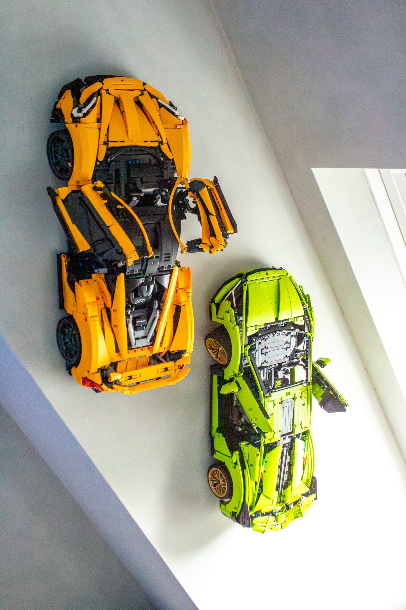 lego autos aan de muur