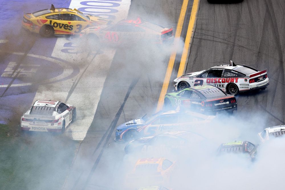 Crash in de laatste ronde van de Daytona 500