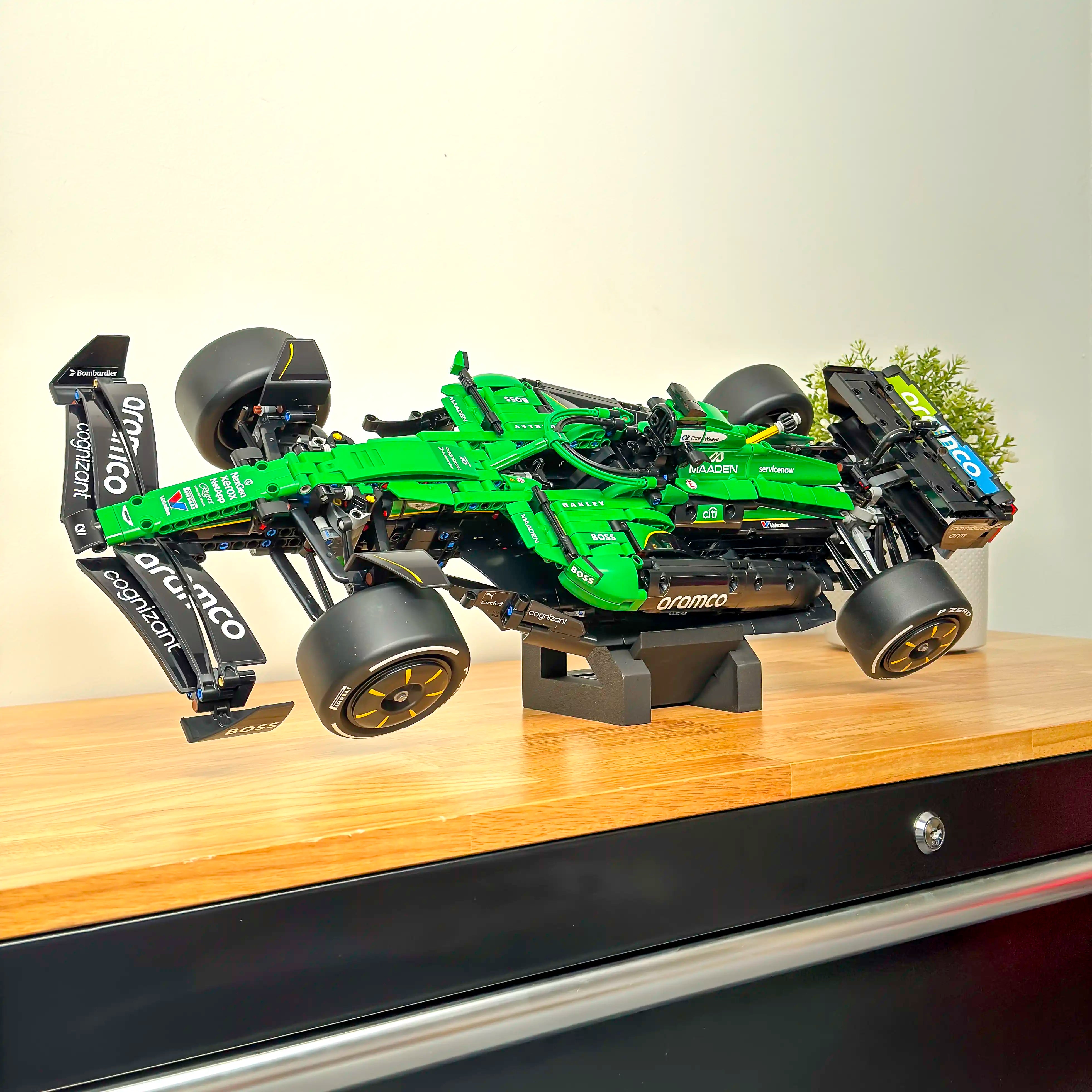 Standaard voor LEGO Aston Martin Aramco AMR25 | 42240