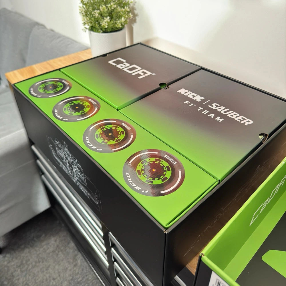 CaDA Kick Sauber C44 F1 Team 1:8 - Bouwset Auto | C64010W