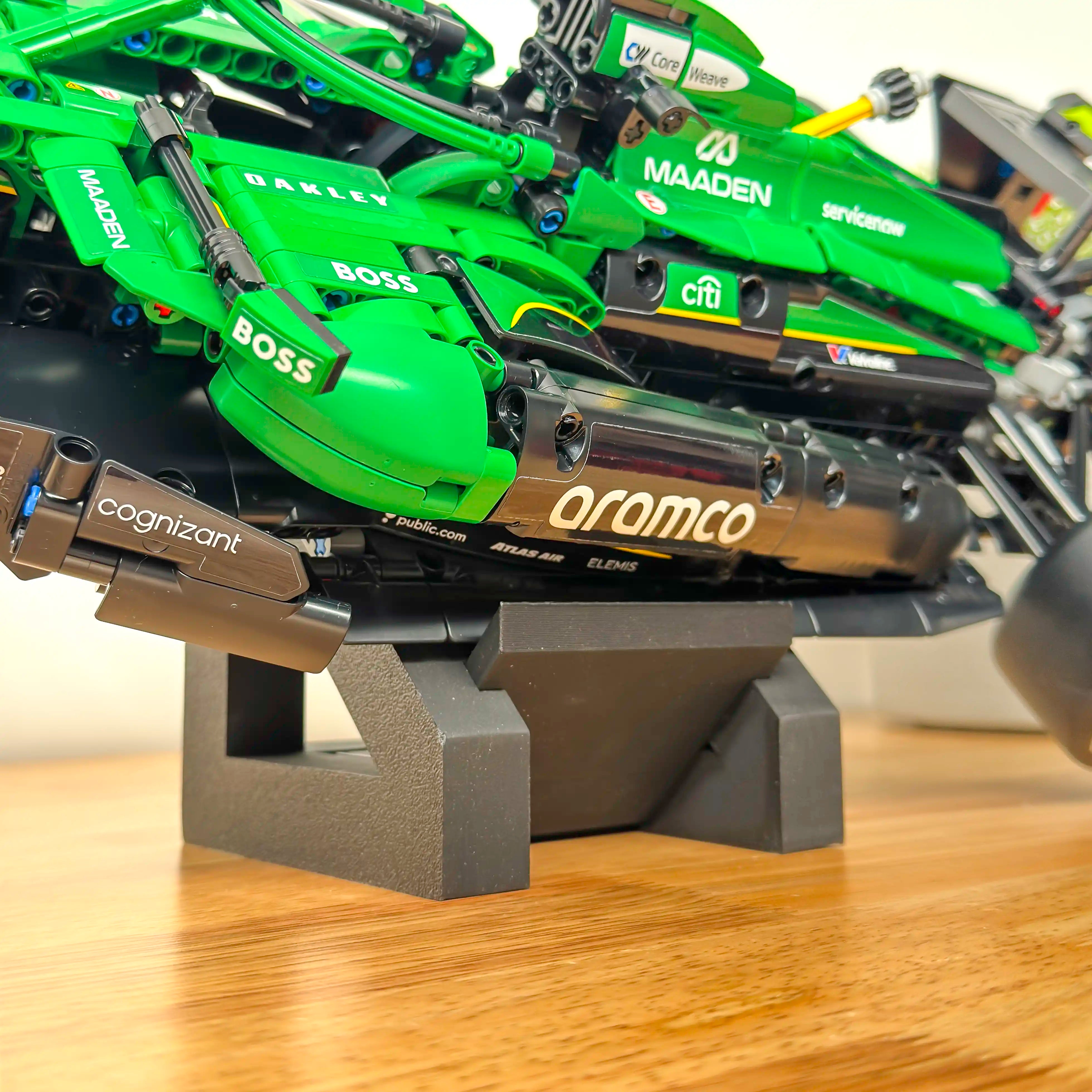 Standaard voor LEGO Aston Martin Aramco AMR25 | 42240